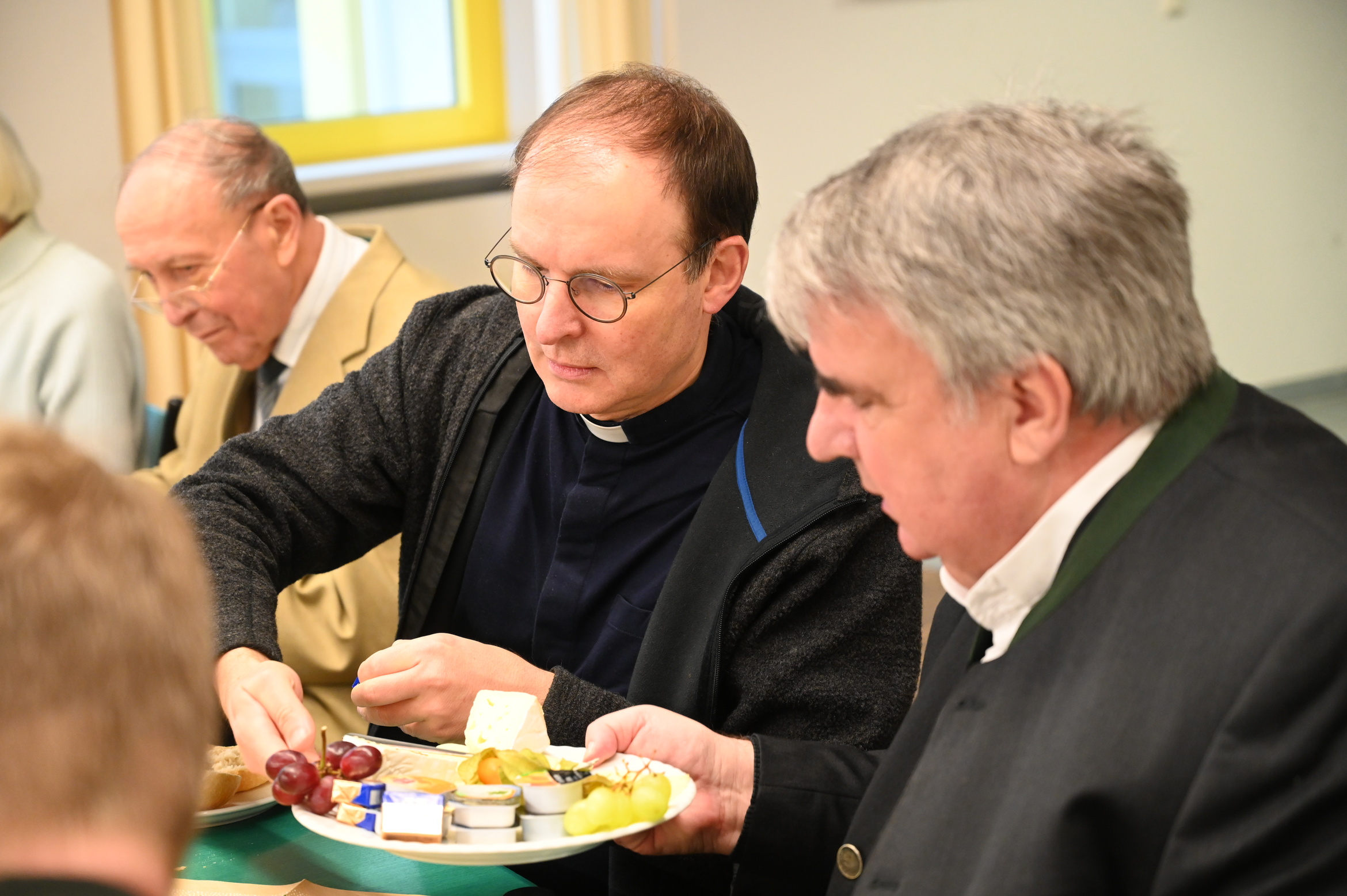 Weihbischof zu Gast bei der Caritas
