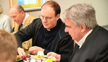 Weihbischof zu Gast bei der Caritas