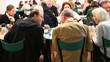 Weihbischof zu Gast bei der Caritas